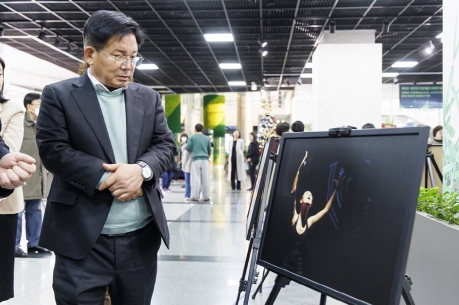 박강수 마포구청장, 대한민국장애인국제무용제 사진전 개막식
